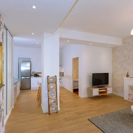 Apartment F3 - Standing Centre Calme Et Climatise *