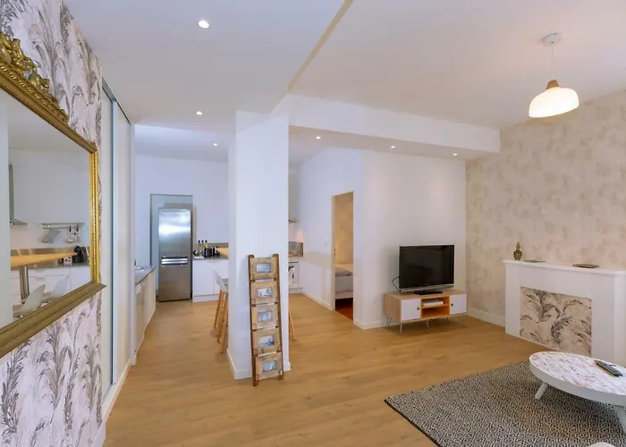 Apartment F3 - Standing Centre Calme Et Climatise *